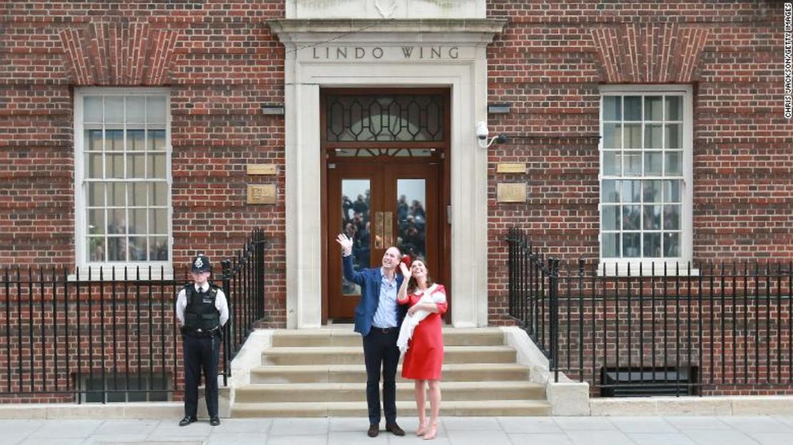 El duque y la duquesa de Cambridge dejan el Ala Lindo con su hijo el príncipe Luis.