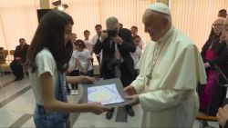 CNNE 646408 - papa francisco visita campamento de refugiados en bulgaria