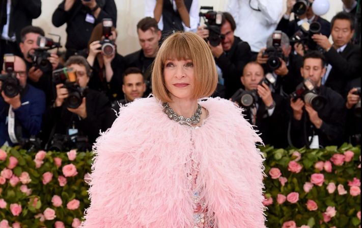 La organizadora de la gala y editora en jefe de Vogue, Anna Wintour, llegó al evento con un vestido rosa con lentejuelas y una capa con plumas de Chanel.