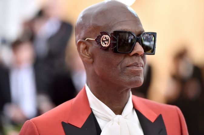 Dapper Dan, un diseñador responsable de una serie de trajes de Met Gala de otras estrellas, llegó vistiendo un Gucci personalizado.