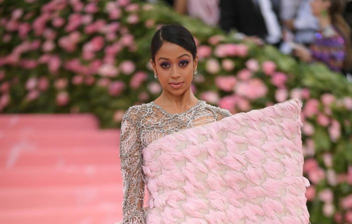 Liza Koshy llegó con un atrevido diseño rosa con plumas de Balmain.