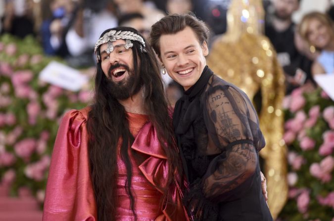 Harry Styles fue presentado como el rostro de la adaptación masculina de Gucci el año pasado, y continuó su papel como embajador de la marca al ponerse un traje de encaje negro de la etiqueta. Combinó la prenda inspirada en el flamenco con un pendiente de perlas. Descrito como el "Rey del camp" por los organizadores de Met Gala Vogue, la exestrella de One Direction asistió como uno de los anfitriones de la noche. En la foto aparece con el diseñador Alessandro Michele.