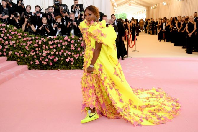 La copresentadora Serena Williams ha cautivado previamente la alfombra roja de Met Gala con vestidos de Oscar de la Renta y Atelier Versace. Este año, optó por un impresionante vestido fluorescente de Versace, que se levantó para revelar un par de zapatillas Nike igualmente brillantes, hechas en colaboración con Off-White.