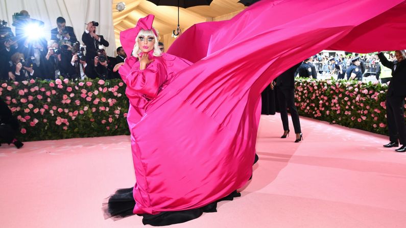 Pocas estrellas se adaptan mejor al tema del "camp" (un estilo exagerado y creativo) que Lady Gaga, una de las anfitrionas del evento, que tiene una larga historia de atuendos exagerados y teatrales. Mucho se esperaba de Gaga, y ella se robó el show con un vestido fucsia de Brandon Maxwell, con una enorme cola cargada por una cohorte de hombres vestidos con esmoquin y paraguas.