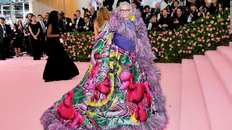 Hamish Bowles, redactor de Vogue, en una capa adornada con plumas de Maison Margiela.