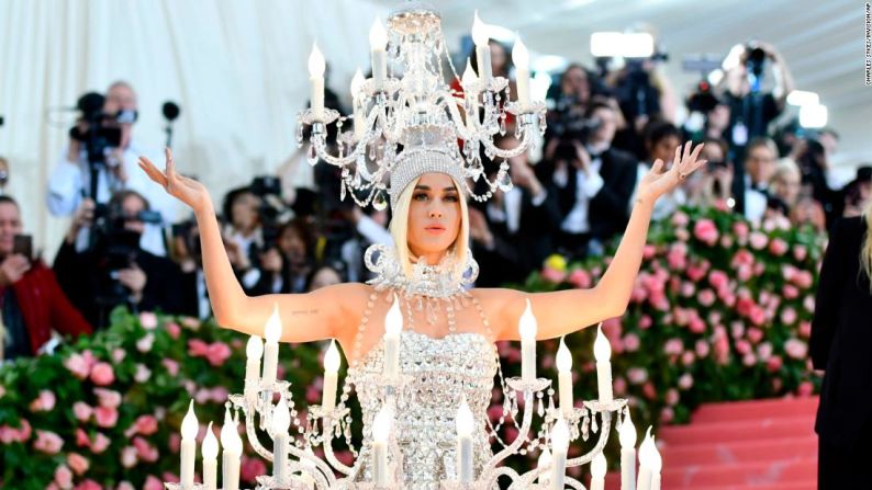 Katy Perry vistió un candelabro gigantesco, diseñado por Jeremy Scott de Moschino.