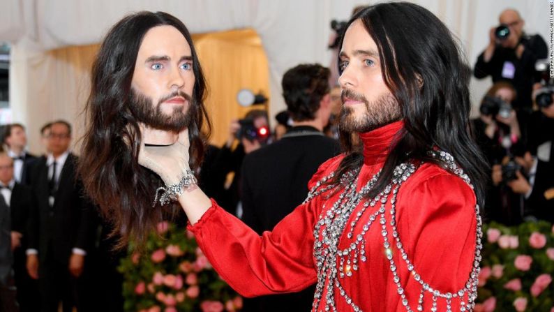 Jared Leto apareció cargando una réplica de su cabeza. Se inspiró en el desfile de otoño-invierno de Gucci en 2018.