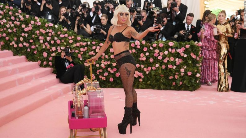 Lady Gaga se quitó el gran vestido fucsia de Brandon Maxwell: debajo había un vestido negro, bajo este tenía un vestido rosa y terminó con ropa interior negra.