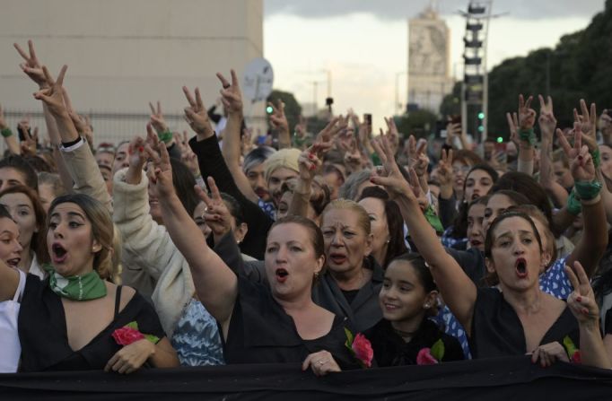 Decenas de mujeres vestidas como la fallecida primera dama de Argentina Eva Perón participan en una marcha en Buenos Aires este 6 de mayo. El 7 de mayo se celebra el aniversario número 100 del nacimiento de Eva Duarte de Perón.