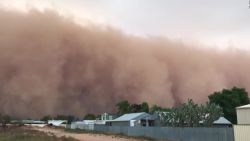 CNNE 646803 - tormenta de polvo oscurece australia