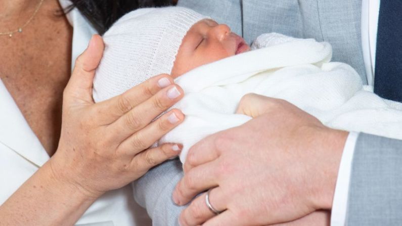 El príncipe Enrique y su esposa Meghan de Sussex presentaron al mundo a su primer hijo, el nuevo miembro de la familia real británica.