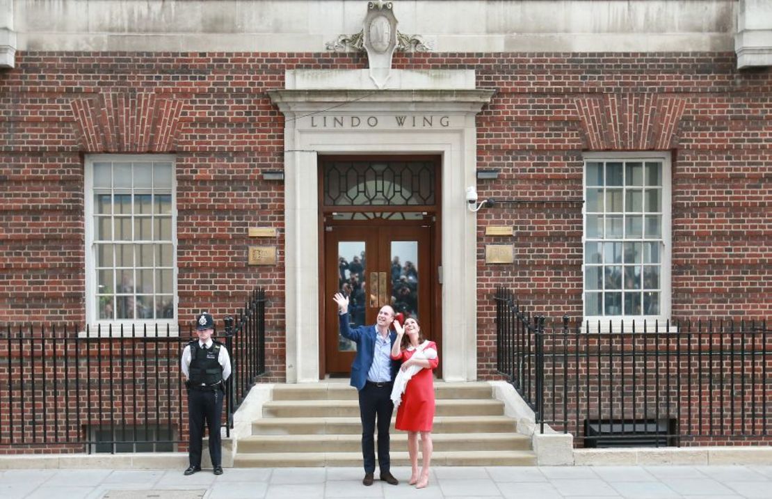 El duque y la duquesa de Cambridge, el día de la presentación de su hijo Luis.