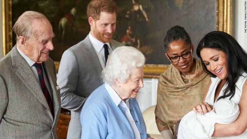 El bebé, que recibió el nombre de Archie Harrison Mountbatten-Windsor, fue presentado a la reina Isabel II, su bisabuela.