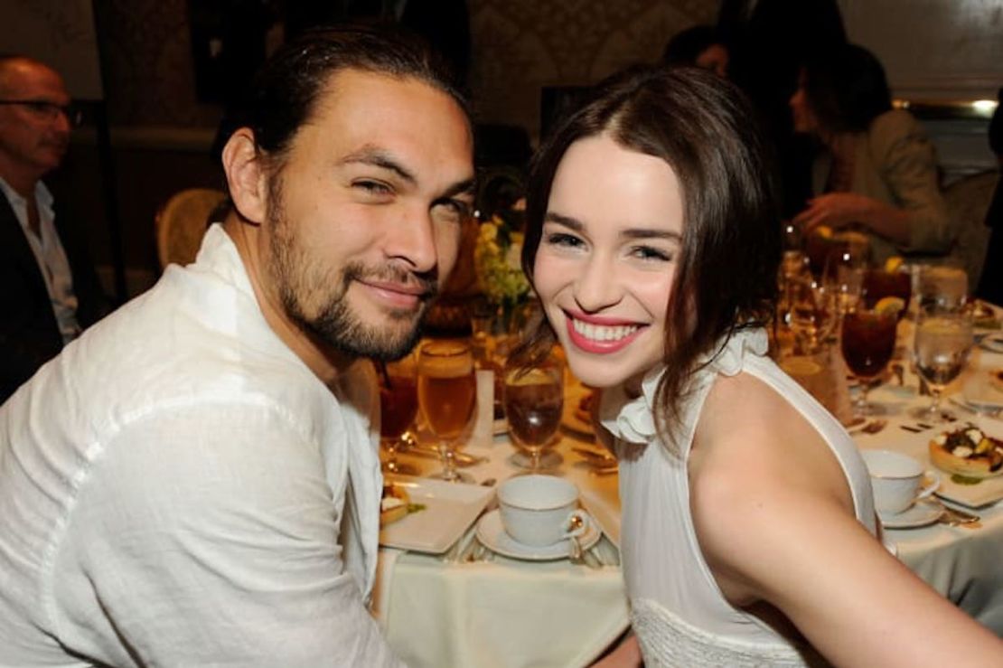 Las estrellas de Game Of Thrones Jason Momoa y Emilia Clarke.