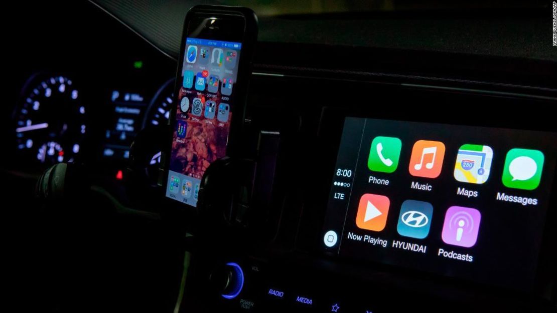 Con el CarPlay de Apple y Android Auto, los conductores pueden hacer que se les lean sus mensajes.