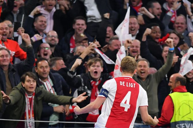 Matthijs de Ligt, defensor holandés del Ajax, celebra después de marcar el primer gol.