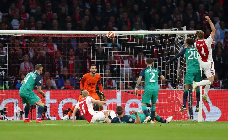 Matthijs de Ligt, de Ajax (4), anota el primer gol de su equipo después de Hugo Lloris, de Tottenham Hotspur.