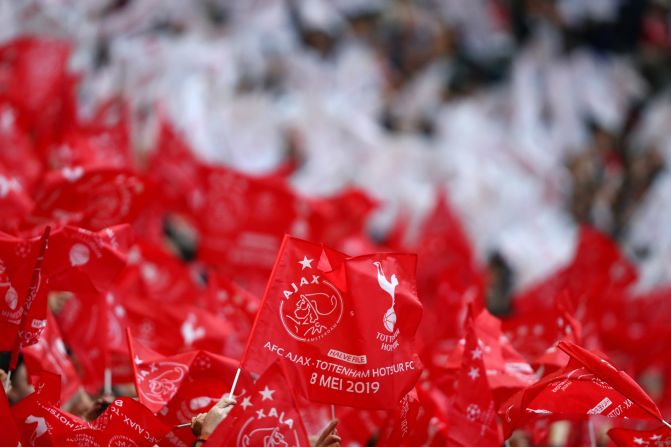 Los fanáticos agitan banderas durante el partido de ida de las semifinales de la Liga de Campeones de la UEFA entre el Ajax y el Tottenham Hotspur.