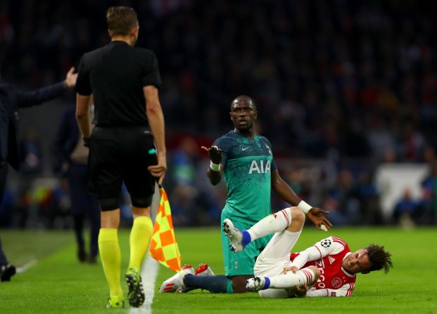 Moussa Sissoko, del Tottenham Hotspur, apela al árbitro Felix Brych después de que Nicolas Tagliafico, de Ajax, cometiera una falta.