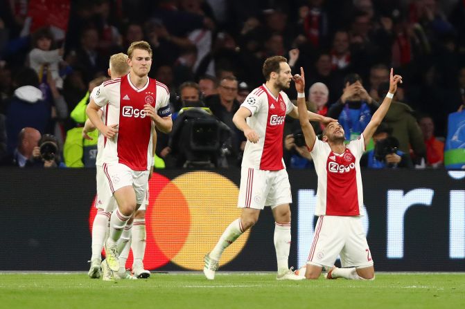 Hakim Ziyech celebra después de marcar el segundo gol de su equipo ante el Tottenham.