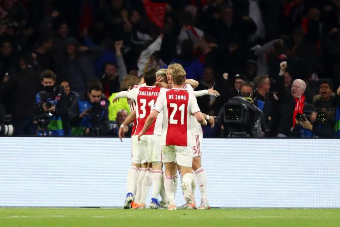 Hakim Ziyech, de Ajax, celebra después de marcar el segundo gol de su equipo con sus compañeros de equipo durante el partido de ida de la semifinal de la UEFA Champions League Semi Final entre Ajax y Tottenham Hotspur en el Johan Cruyff Arena, en Ámsterdam (foto por Dean Mouhtaropoulos / Getty Images).