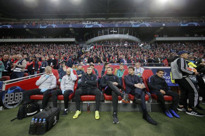 El equipo técnico del del Tottenham Hotspur mira el partido de ida de la semifinal de la UEFA Champions League entre Ajax y Tottenham Hotspur en el Johan Cruyff Arena.