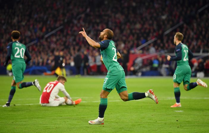 Lucas Moura (Tottenham Hotspur) celebra después de marcar el primer gol de su equipo.