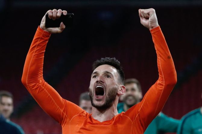 El arquero francés del Tottenham, Hugo Lloris, celebra la victoria.