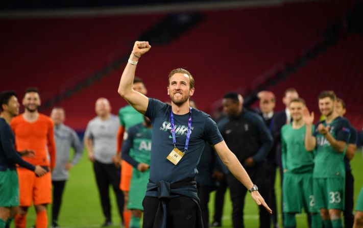 AMSTERDAM, NETHERLANDS - MAY 08: Harry Kane, del Tottenham Hotspur, celebra la victoria de su equipo.