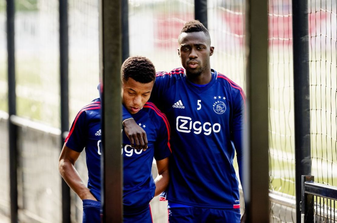 Davidson Sánchez (a la derecha) durante un entrenamiento con el Ajax en Amsterdam, el 16 de agosto de 2017.