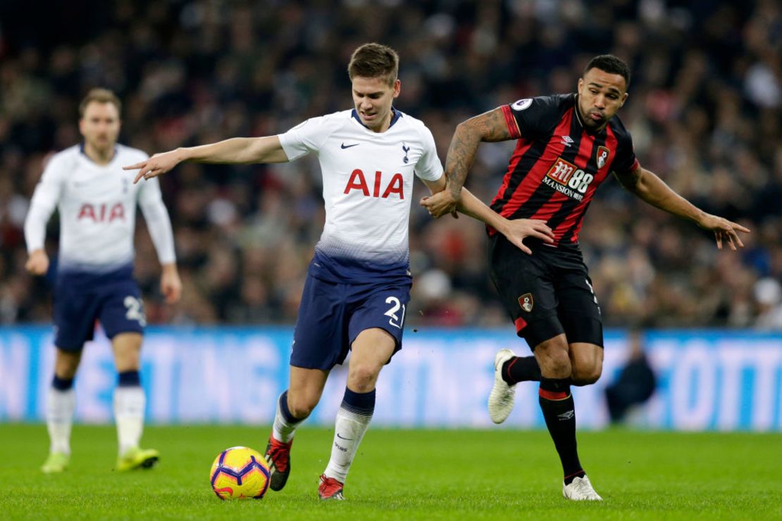 Juan Foyth del Tottenham Hotspur durante un partido de la Liga Premiere en 2018.