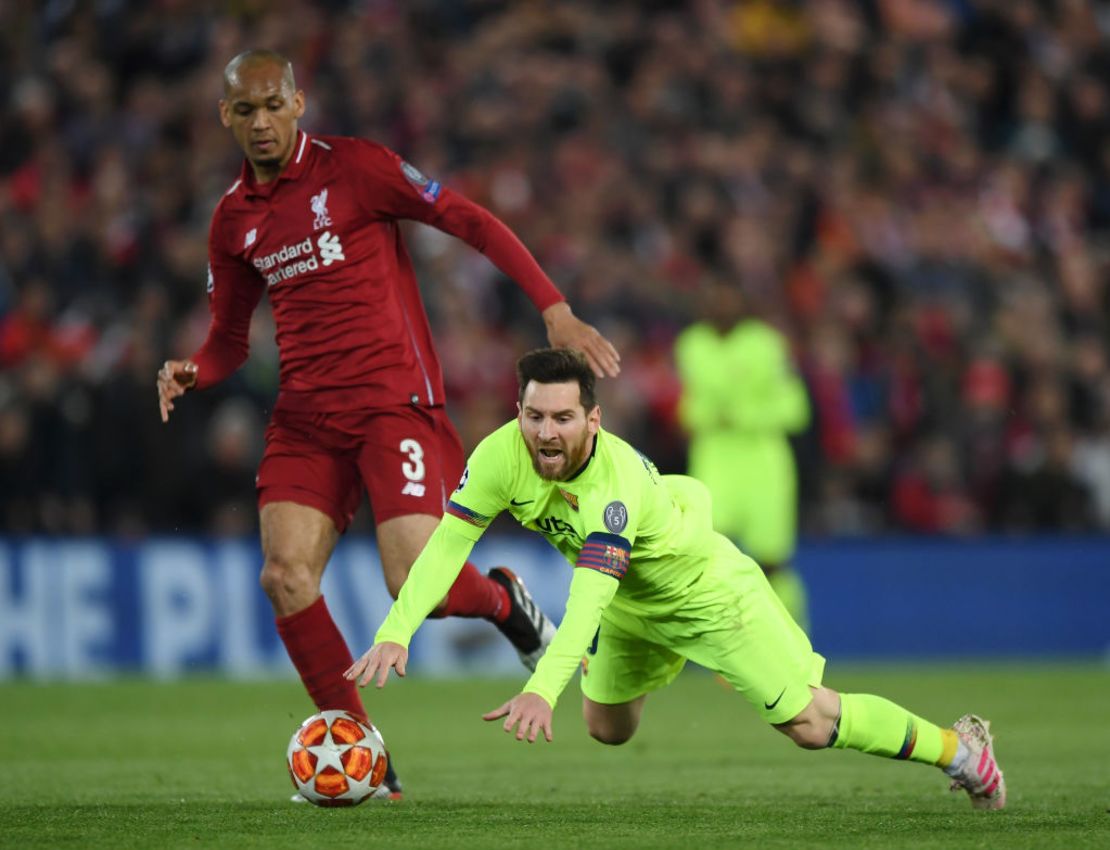 Fabinho en un ataque con Lionel Messi de Barcelona durante el partido de vuelta de la semifinal de la UEFA Champions League el 7 de mayo de 2019 en Liverpool, Inglaterra. (Shaun Botterill/Getty Images).