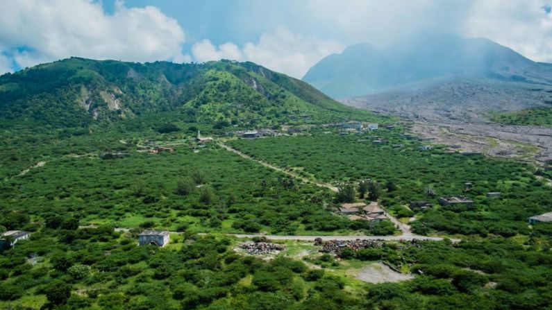 Montserrat — El poder de las erupciones del volcán Soufrière Hills en la década de los 90 conformó el paisaje de esta isla caribeña. Los visitantes vienen en avión o en ferry desde la cercana Antigua para ver las consecuencias de la erupción del volcán. Allí puedes ver una "Pompeya" de la actualidad, luego descansar en nuevas playas creadas con piedra volcánica desmenuzada. Llegadas de turistas internacionales en 2017: 8.000.