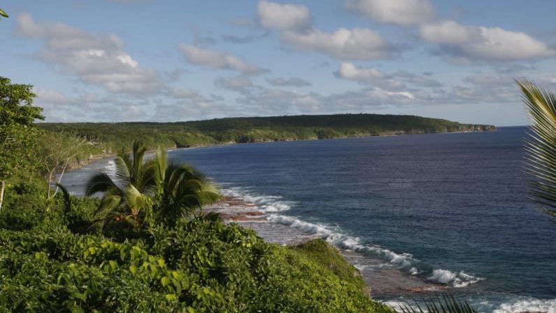 Niue — Desde julio hasta octubre, los visitantes de esta isla polinesia pueden unirse a guías capacitados para nadar con las ballenas jorobadas, del tamaño de un autobús, uno de los pocos lugares en la tierra donde es posible. Llegadas de turistas internacionales en 2017: 10.000.