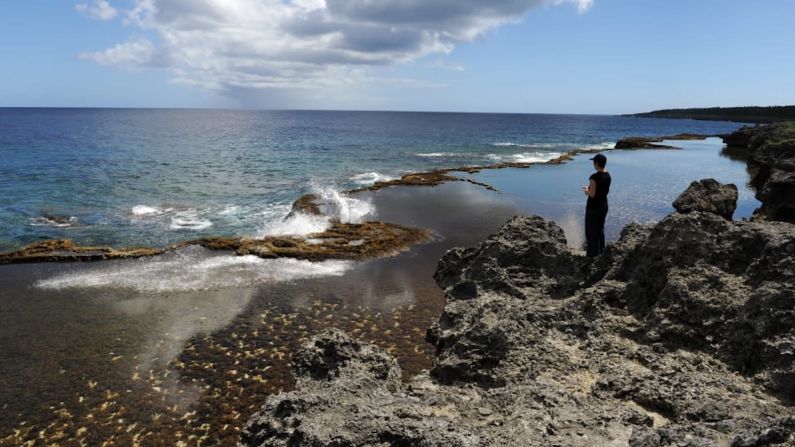 Tonga — Hay playas escondidas para explorar en el Reino de Tonga, un grupo de islas del Pacífico Sur donde los canales huecos en la roca volcánica crean orificios espectaculares. Observa la erupción del océano desde la rocosa costa de Tonga. Llegadas de turistas internacionales en 2017: 62.000. (Torsten Blackwood / AFP / Getty Images).