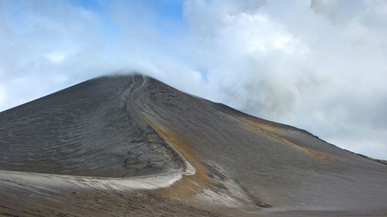 Vanuatu — En el sur del Pacífico serás recompensado con el tipo de paisaje de islas que la gente usa como imágenes de escritorio. Pero ten cuidado con el volcán Yasur del Monte Tanna, uno de los más activos del mundo. También puedes ver los "zambullidores de tierra" temerarios que practican el deporte extremo original. Llegadas de turistas internacionales en 2017: 109.000.