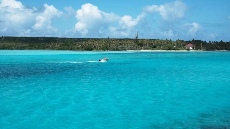 Nueva Caledonia — Ya sea que esté navegando, buceando o simplemente nadando en la playa, el territorio francés de ultramar de Nueva Caledonia es hogar de magníficas lagunas con una diversidad asombrosa de la vida marina. Relájese en las lagunas de Nueva Caledonia con una manada de dugong. Llegadas de turistas internacionales en 2017: 121.000. (Theo Rouby / AFP / Getty Images).