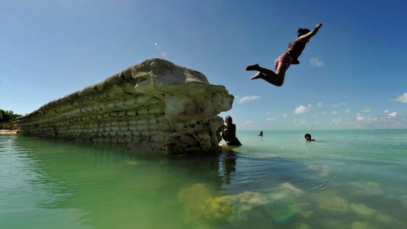 Kiribati — Las islas lejanas de Kiribati están verdaderamente aisladas. La vecina Fiyi está relativamente cerca a unos 2.200 kilómetros, y pocos viajeros hacen el viaje. Experimente un botaki en una maneaba (sala de reuniones) al aire libre. Llegadas de turistas internacionales en 2016: 6.000(Justin McManus / The AGE / Fairfax Media / Getty Images).