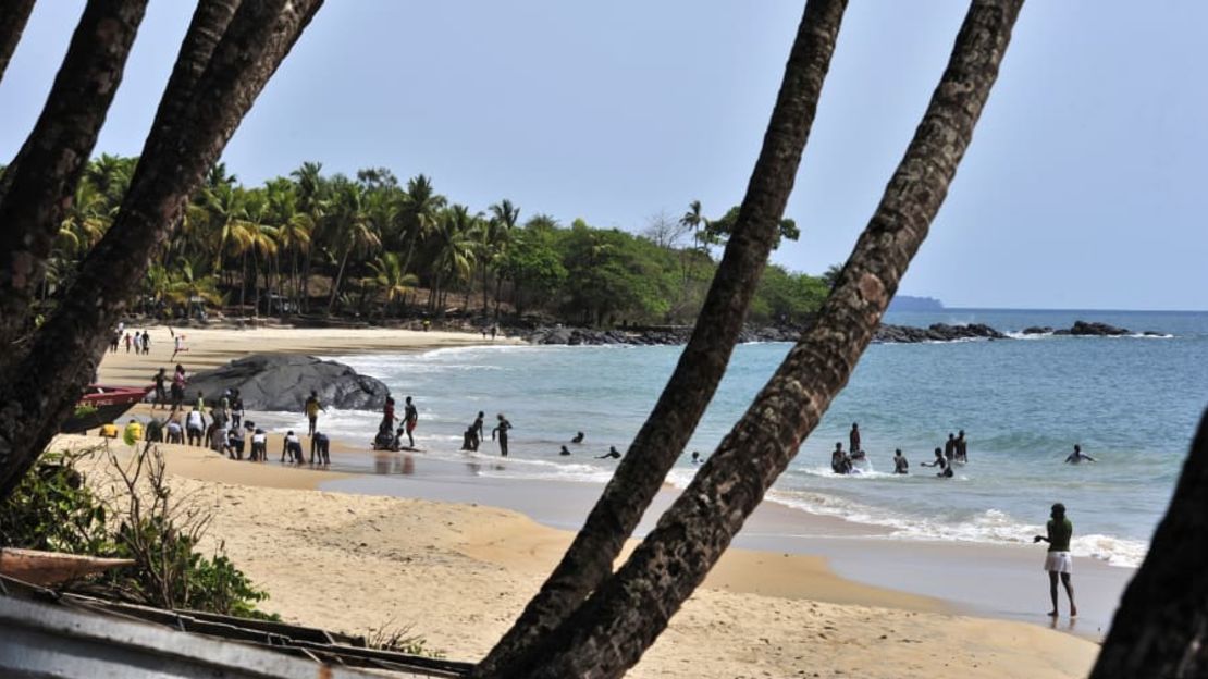 Sierra Leona — Aunque los occidentales solo recuerden a Sierra Leona por la guerra civil y los brotes de ébola, este país de África occidental ha recorrido un largo camino. Hay playas polvorientas, saltos de surf y anidación de tortugas marinas. Esta es la playa de Tokeh cerca de Freetown, una foto-postal de vacaciones en la playa fuera del mapa turístico. ¿Mencionamos que hay hipopótamos pigmeos aquí? Llegadas de turistas internacionales en 2016: 54.000. (Issouf Sanogo / AFP / Getty Images).