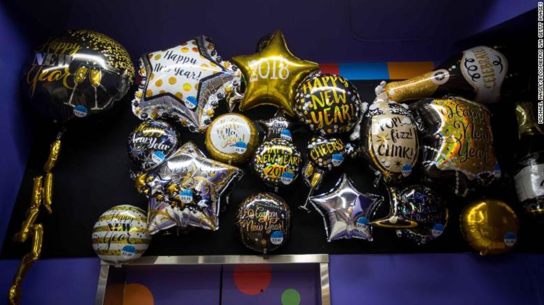 Party City tiene dos frentes: el helio y el cierre de tiendas.