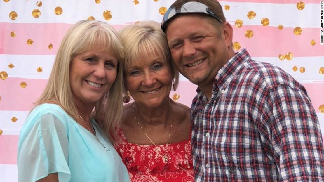 Judy Henderson, en el centro, con su hija Angel McDonald y su hijo Chip Henderson, celebraron juntos el Día de la Madre el año pasado junto con sus familias.