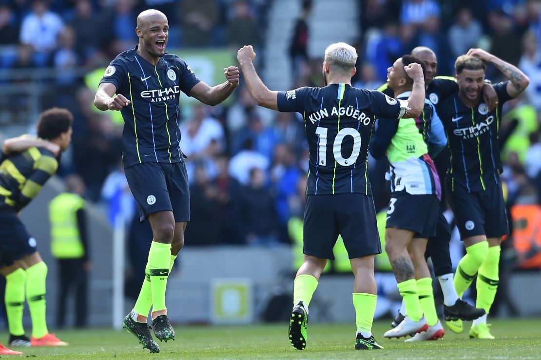 El delantero argentino Sergio Aguero y el defensa belga Vincent Kompany celebran el final del partido ante Brighton.