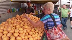 CNNE 648589 - venezolanos arriesgan sus vidas para alimentar a sus hijos