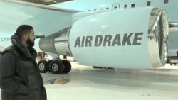 CNNE 649063 - drake presume su nuevo y costoso avion privado