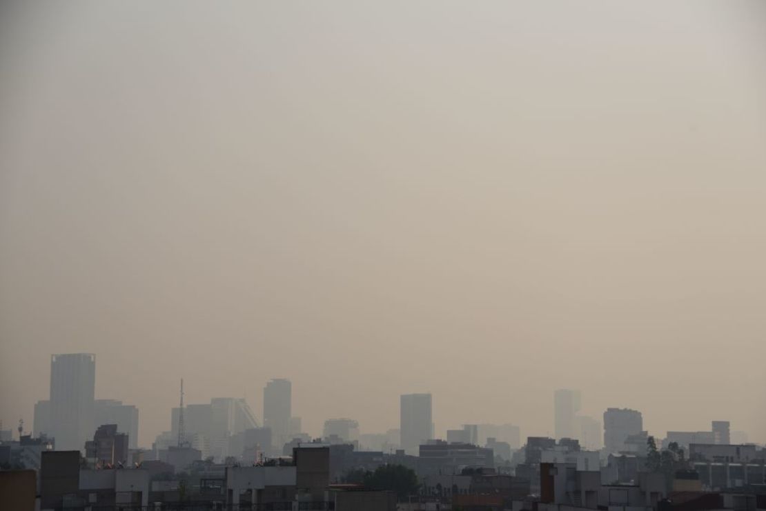 Una vista panorámica muestra la polución del aire en Ciudad de México el 13 de mayo de 2019.