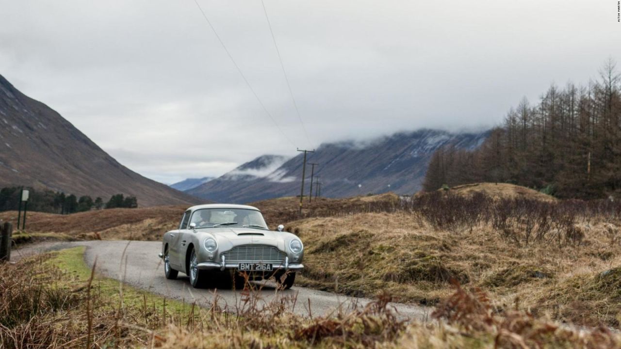 CNNE 649180 - crean un aston martin con todos los trucos de james bond