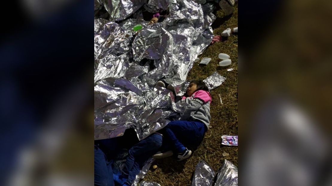 Algunos niños duermen en el piso en las instalaciones de la CBP en McAllen, Texas.