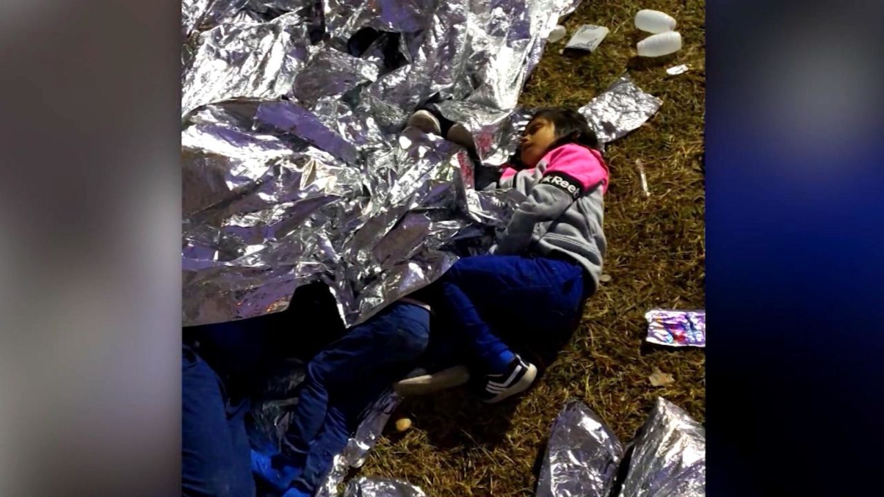 CNNE 649363 - inmigrantes duermen en el suelo en estacion fronteriza