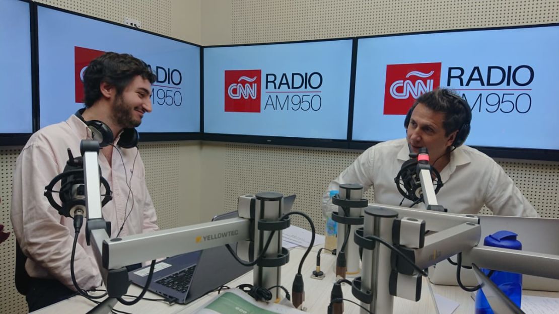 Santiago Guglielmetti, uno de los fundadores de la aplicación Winim. A su lado, Juan Pablo Varsky.