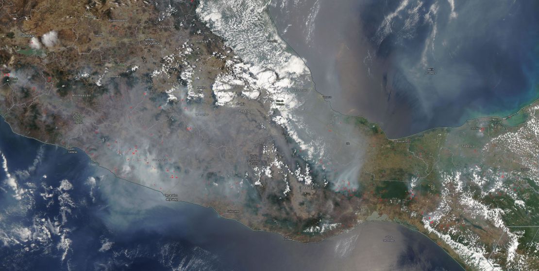 Los puntos rojos que se muestran en esta imagen son los focos de incendios, según la NASA.